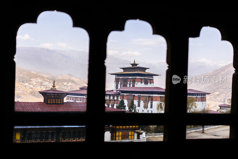 Paro Dzong的大建筑景观，是游客参观Paro镇时的亮点
